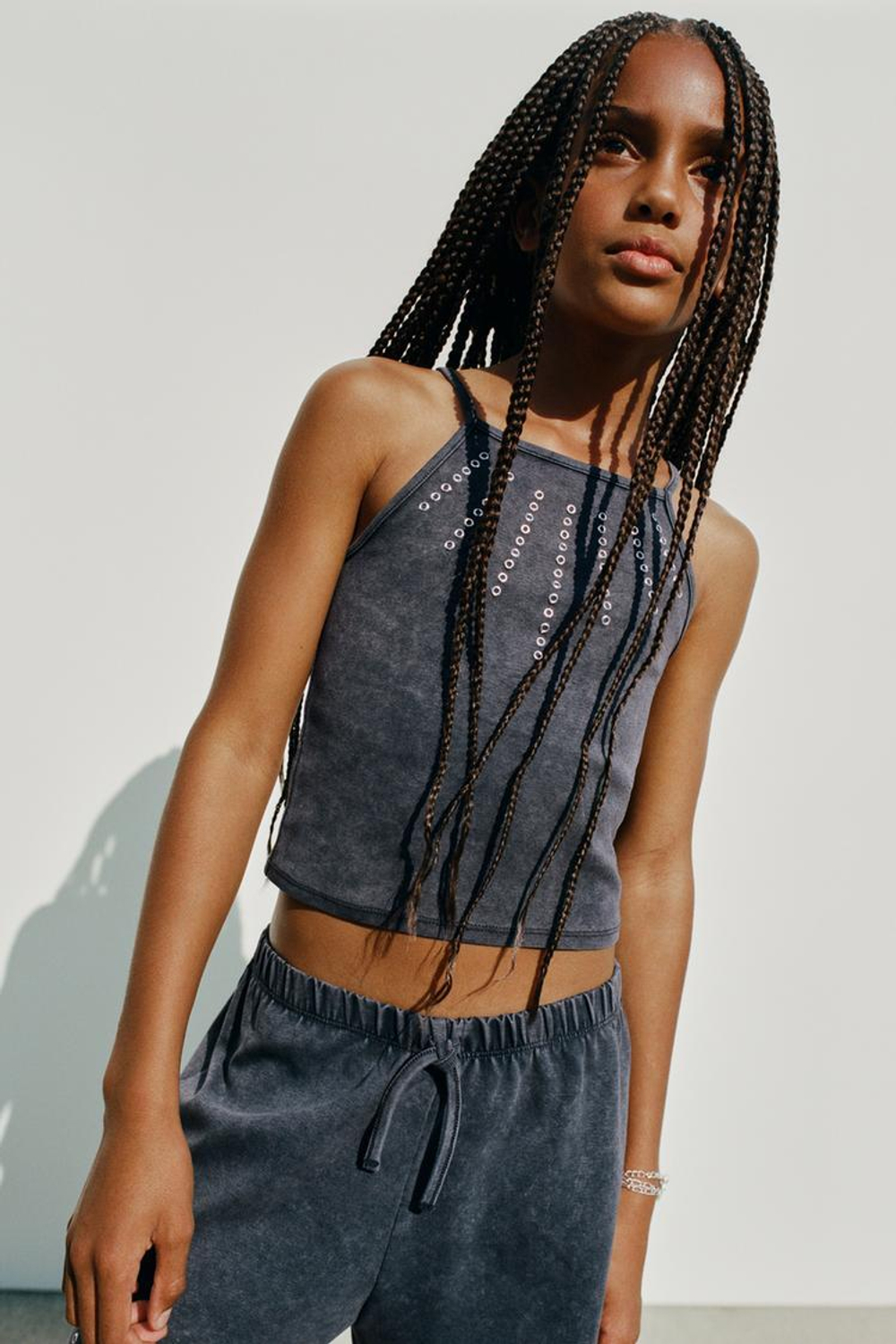 ZARA ТОП С ЭФФЕКТОМ ПОТЕРТОСТИ И ЗАКЛЕПКАМИ, АНТРАЦИТОВО-СЕРЫЙ