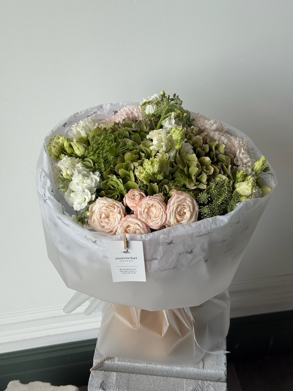 Букет из кустовых пионовивидных роз, гортензии, амми, лизиантуса и хризантемы