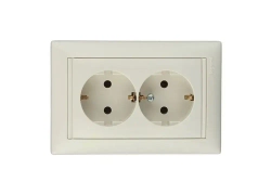 Розетка двойная с заземлением слоновая кость Legrand Valena 774370
