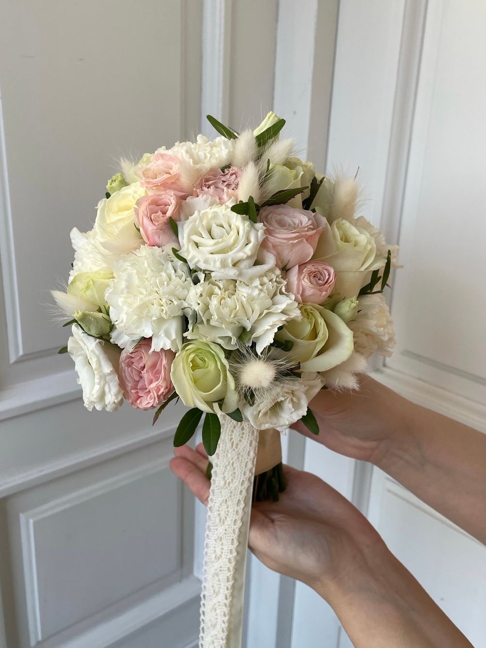 Свадебный букет из диантусов, лизиантуса, кустовых пионовидных роз и зелени