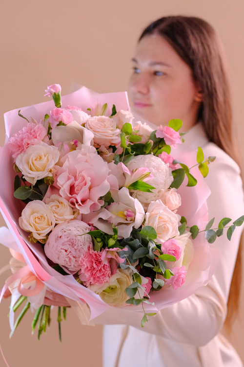 Купить Нежный букет с пионами, французскими розами и ранункулюсами #158