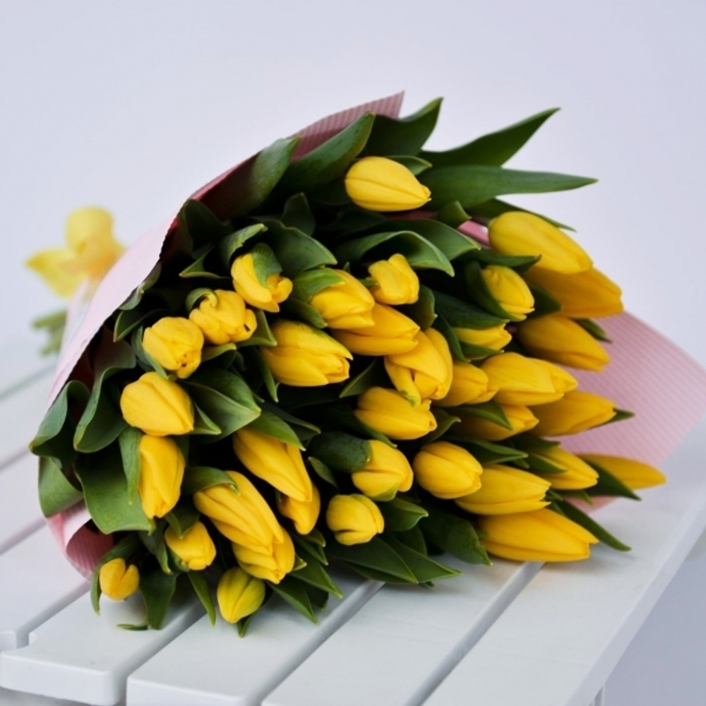 Букет жёлтых тюльпанов