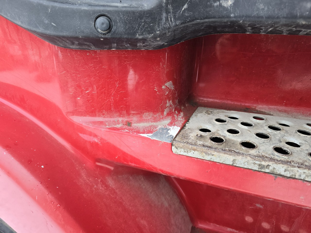 Корпус подножек правый