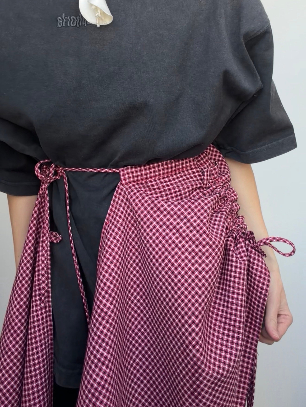 Баска-фартук с кулисками из малиновой шерсти