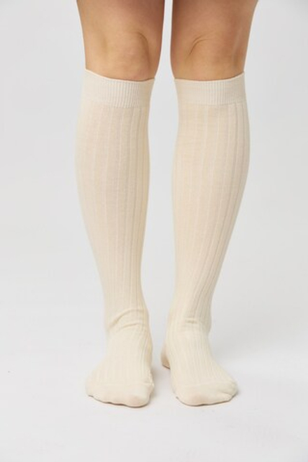 Гольфы из хлопка молочного цвета