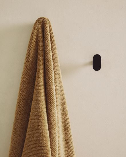 Набор из 2 вешалок Arely из бука с черным лаковым покрытием, 6,5 см/10 см