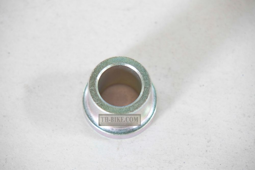 42311-KWN-900. COLLAR, RR. WHEEL SIDE