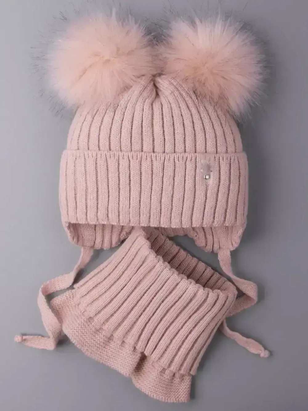 Шапка зимняя детская с помпонами и манишка