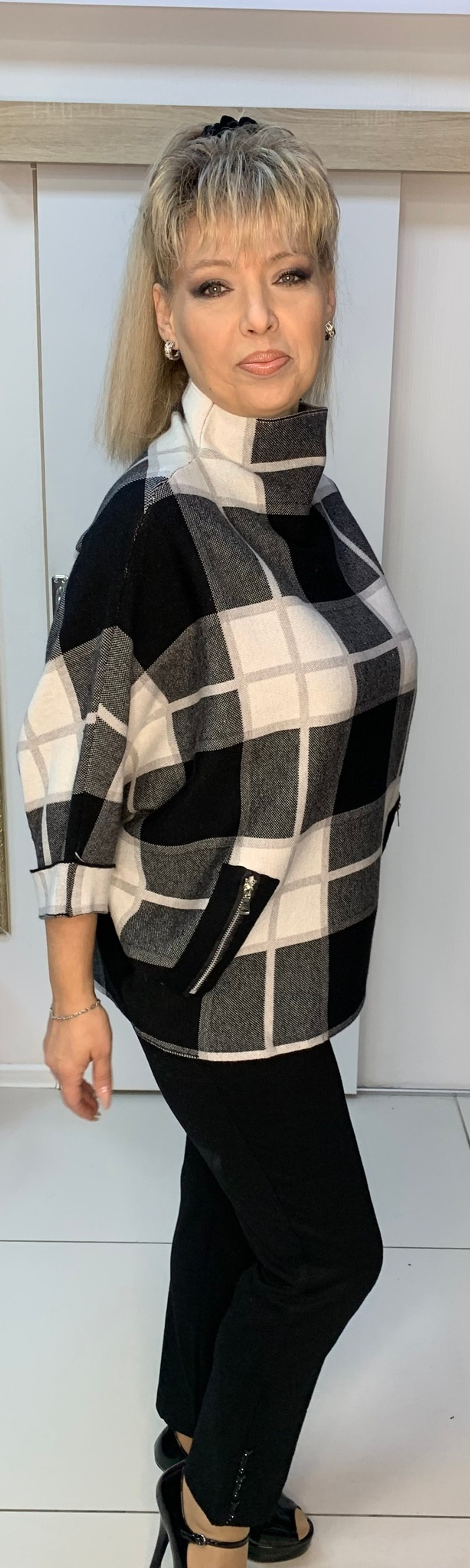 Теплый джемпер в черно-белую клетку