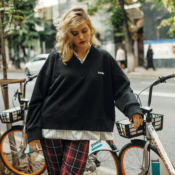 Свитшот черный из плотной хлопковой  ткани с пришитой рубашечной , шелковой в полоску ткани.