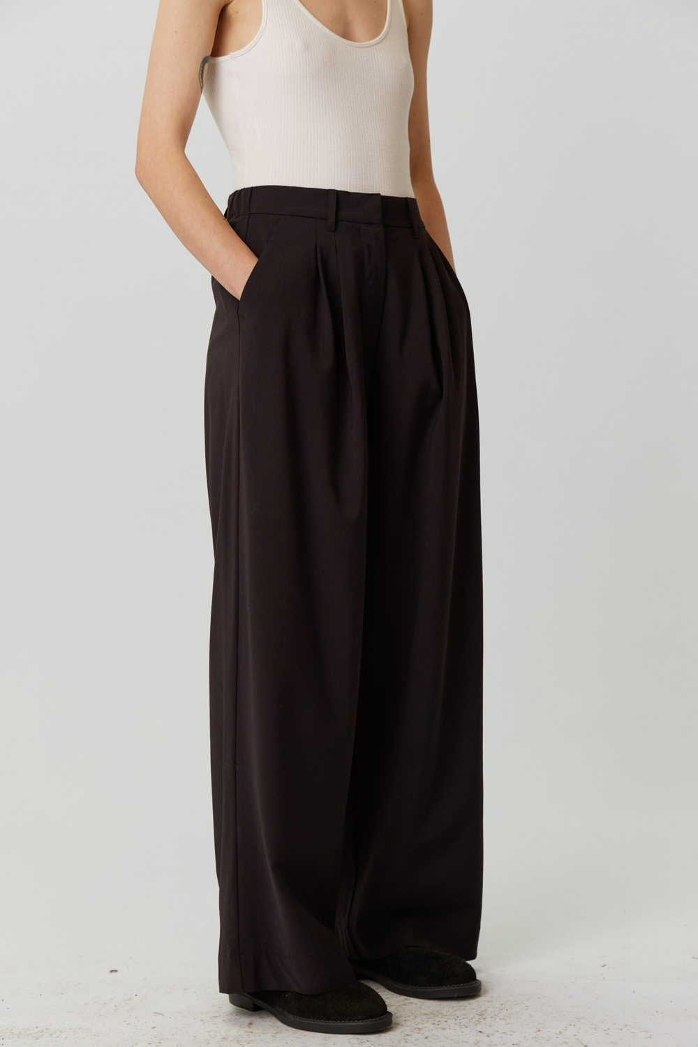 Брюки со складками из шоколадной шерсти