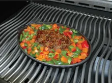 Чугунная сковорода со съёмной ручкой (овальная) и деревянной подставкой, Napoleon
