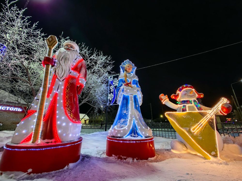 новогодние фигуры большие Дед Мороз и снегурочка