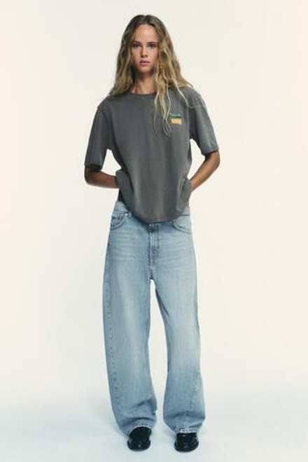 ZARA ФУТБОЛКА С ЭФФЕКТОМ ПОТЕРТОСТИ И НАШИВКАМИ, АНТРАЦИТОВО-СЕРЫЙ