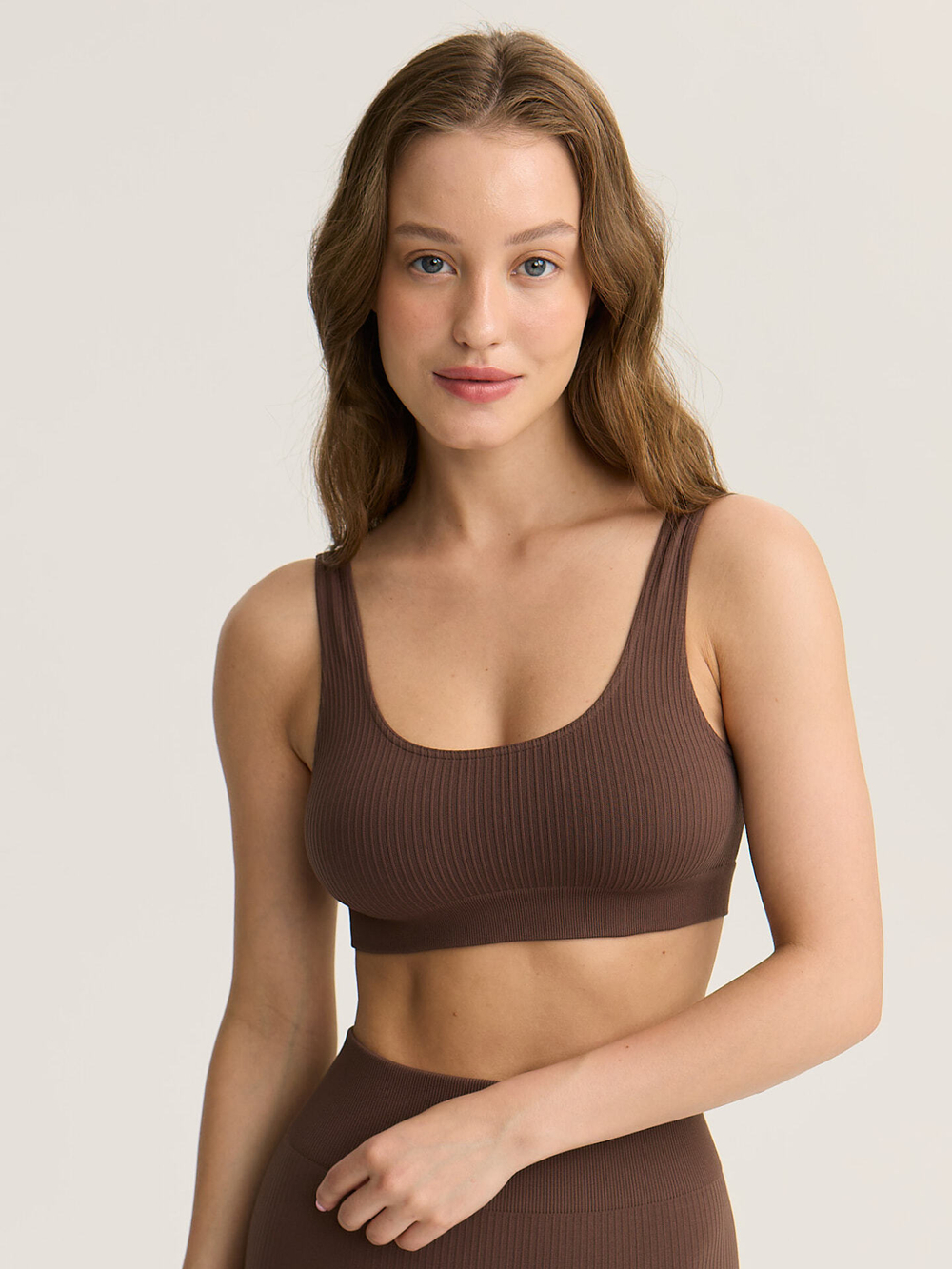 Бесшовный топ на широких бретелях в рубчик