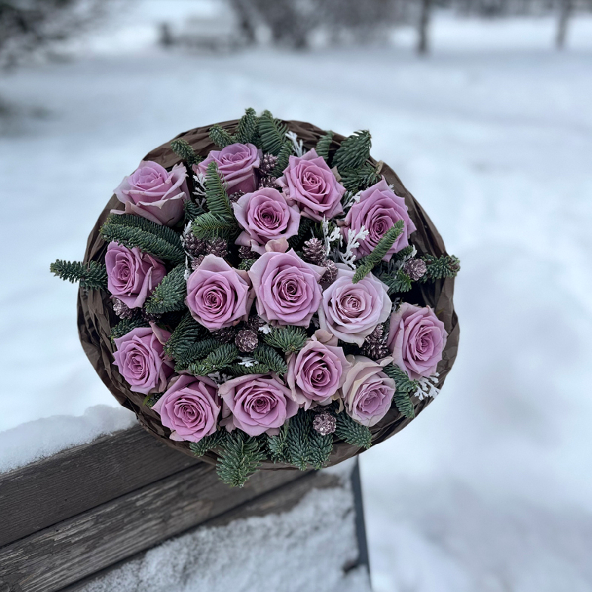 ❄ Аметистовое сияние — новогодний букет интерьерных лунных роз в цвете 2025 года