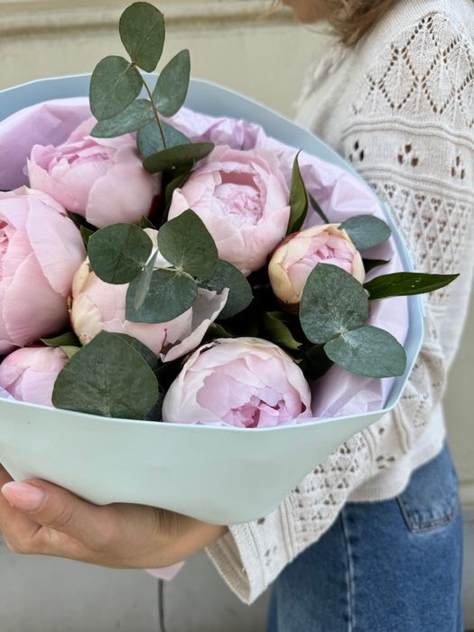 Букет из пионов сорта "Флоенс Николс" с эвкалиптом (7 шт)