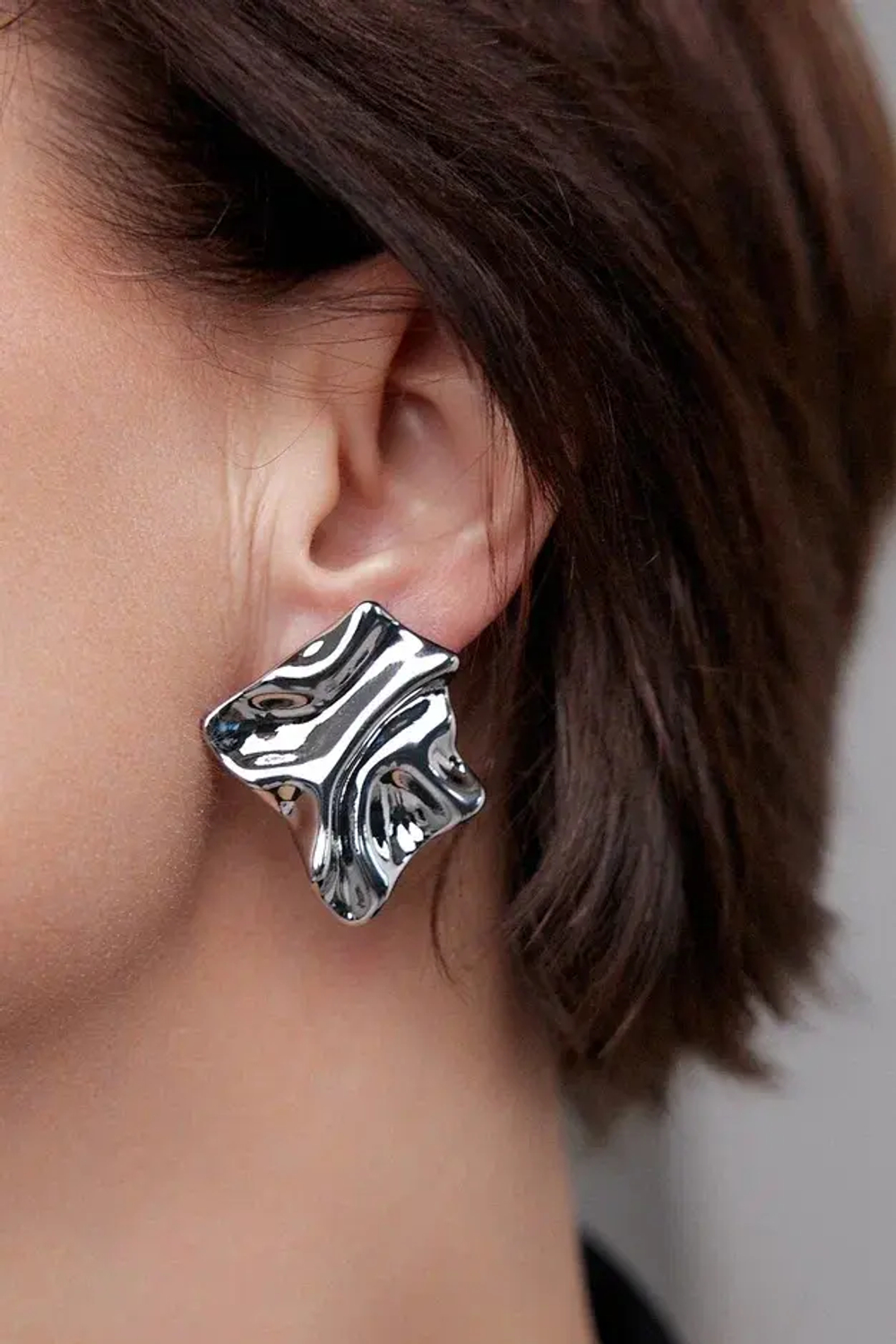 Серьги пусеты Le Form ромб неправильной формы, эффект "мятого" металла, оттенок серебро