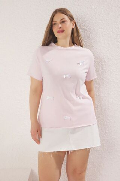 Базовая футболка больших размеров с розовым бантом/лентой TBBSS25BF00052