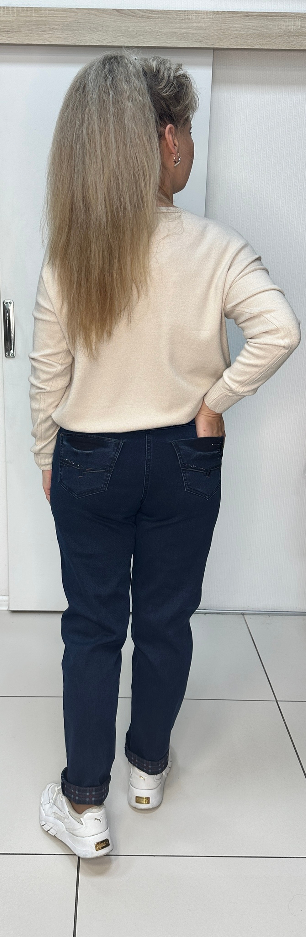 Темно-синие джинсы полной длины