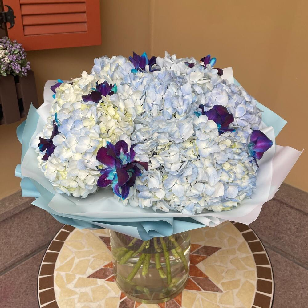 Букет из орхидей с гортензиями «Звездное небо»