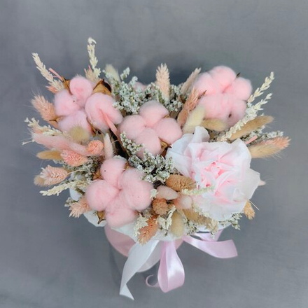 Коробка с сухоцветами в розовой гамме