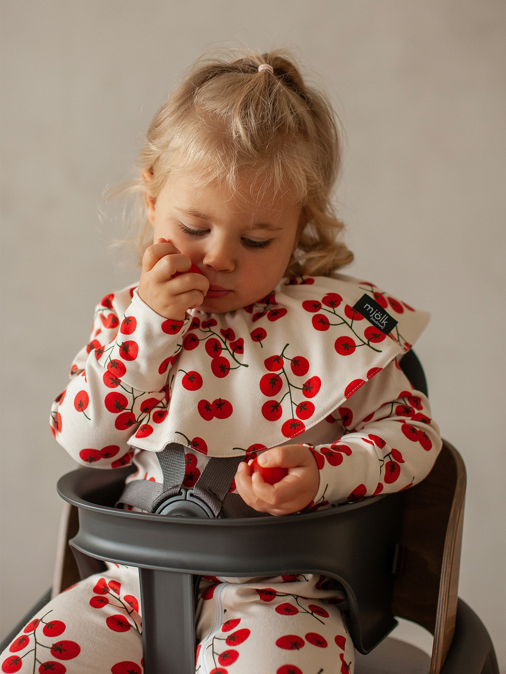 Двусторонний нагрудник Mjölk Томаты Черри, уценка