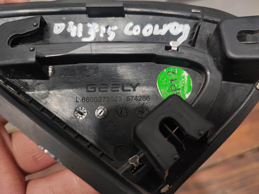 Накладка уголок зеркала левый Geely Coolray 19-нв Б/У Оригинал 6073062000