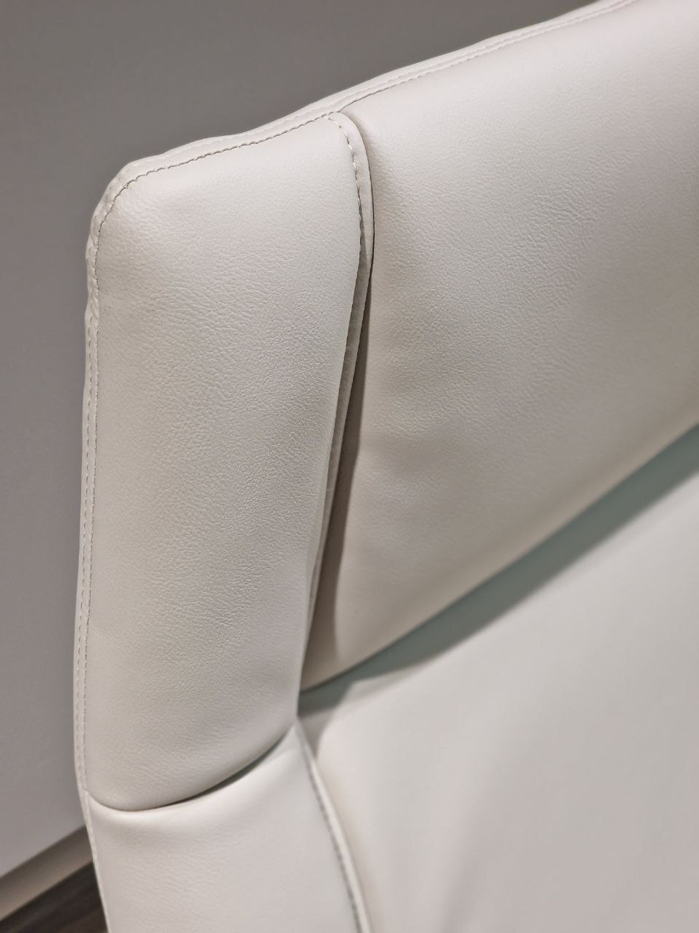 Кресло офисное 3138H 282625 beige color LEATHER