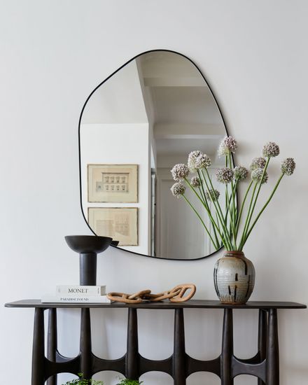 Черное настенное зеркало “Нора”