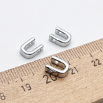 Подвеска-бусина Буква U, цвет серебро (родий), размер 8,5*6,5 мм, отверстие 1,5 мм, цена за 1 шт