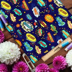 Ткань атлас мелкие звуки из комиксов на тёмно-синем фоне