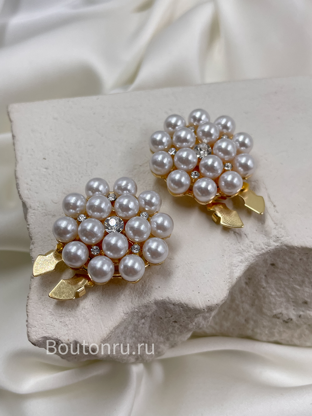 Накладка на пуговицу золотистая с жемчужинами и стразами большая