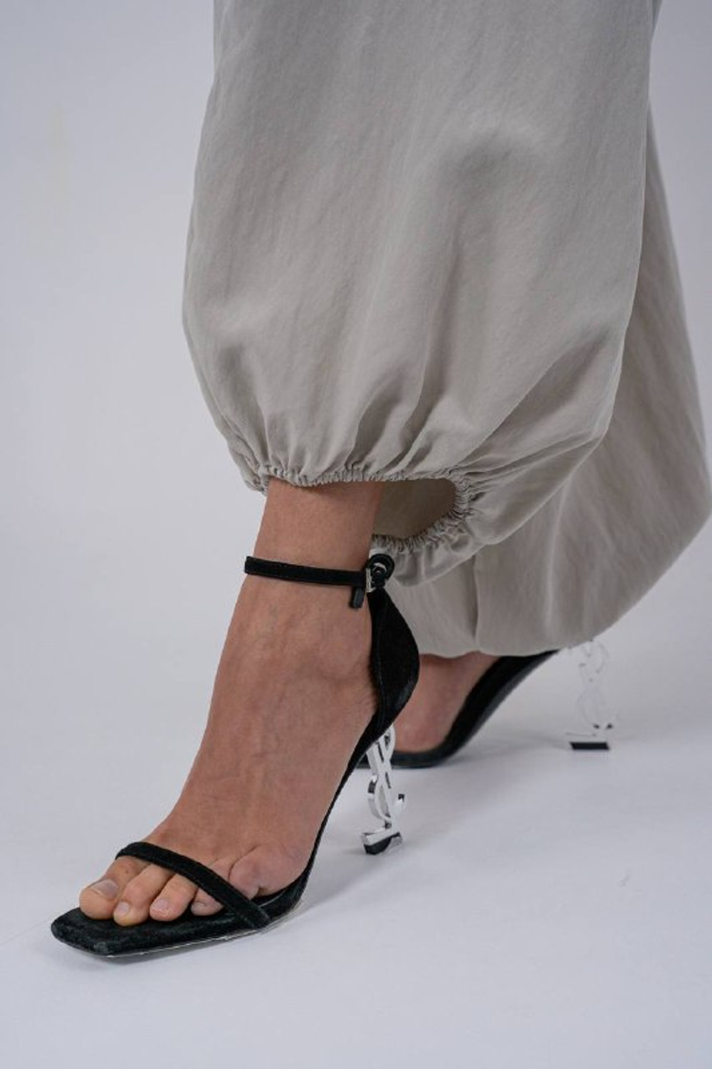 Костюм из тенсела с брюками аладинами.