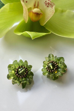 Клипсы "Цветы" ручной работы из бисера с камнем хризолит