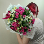 Букет с яркими розовыми кустовыми розами, альстромериями и ромашками Сантини в упаковке