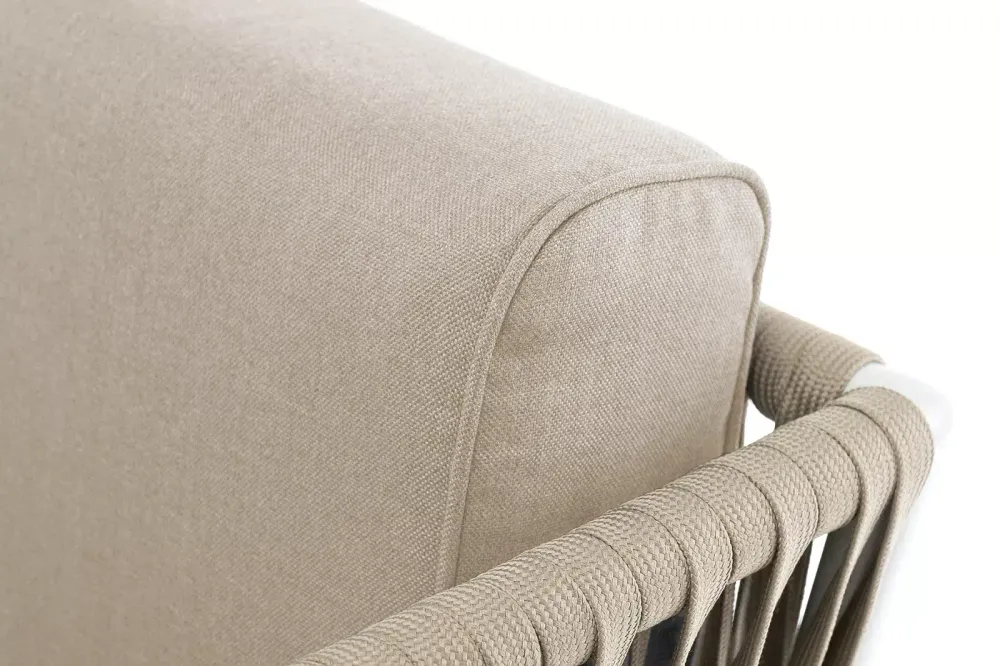 "Касабланка" кресло плетеное из роупа, основание дуб, каркас алюминий светло-серый (RAL7035) муар, роуп серо-коричневый 23мм, ткань бежевая 052