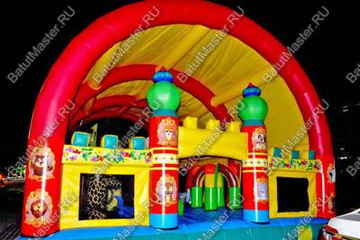 Коммерческий надувной батут "Веселый дом и звери в нём" с крышей 11*6*6 м