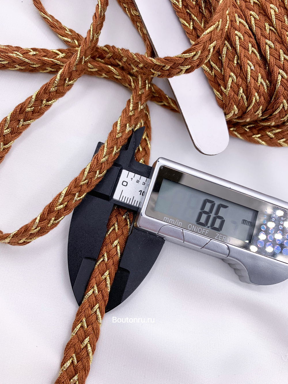 Тесьма косичка коричневая с золотой нитью
