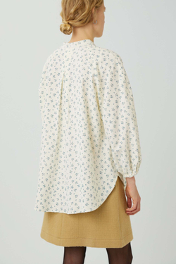 Рубашка покроя реглан молочная с синими веточками