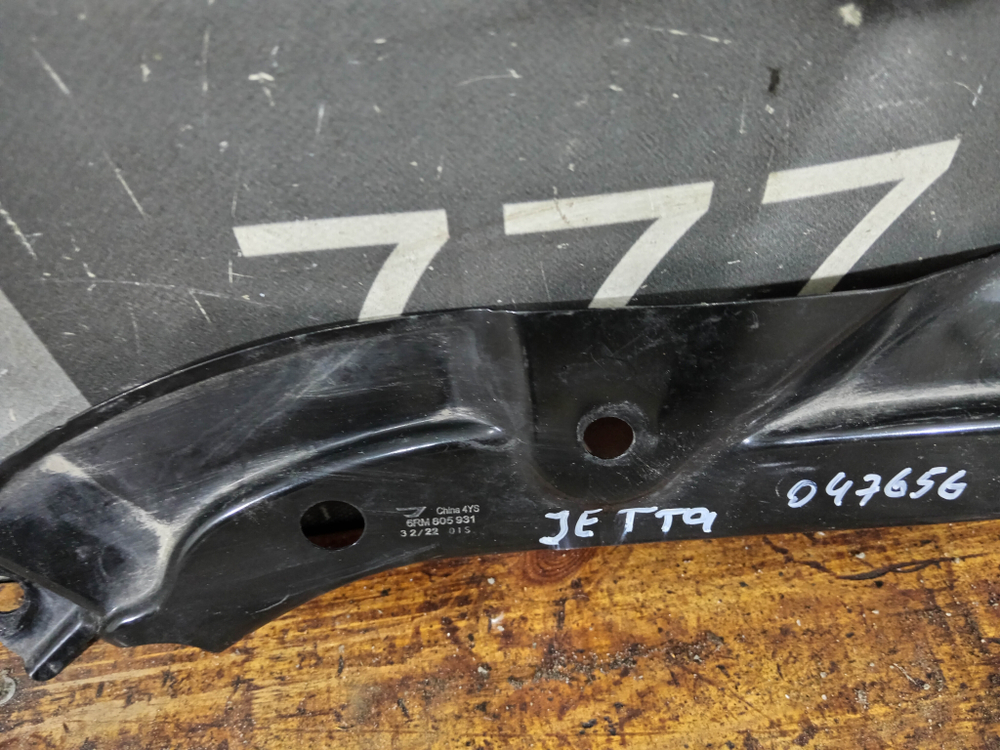Кронштейн передней панели левый Jetta VA3 19-нв Б/У Оригинал 6RM805931