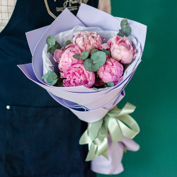 5 пионов Сара Бернар с эвкалиптом