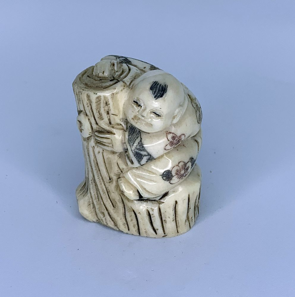 Нэцкэ Ребенок на дереве