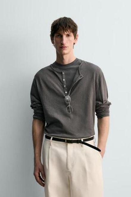 ZARA ФУТБОЛКА ИЗ ХЛОПКА И ЛЬНА С ВОРОТНИКОМ НА ПУГОВИЦАХ, ТЕМНО-СЕРЫЙ