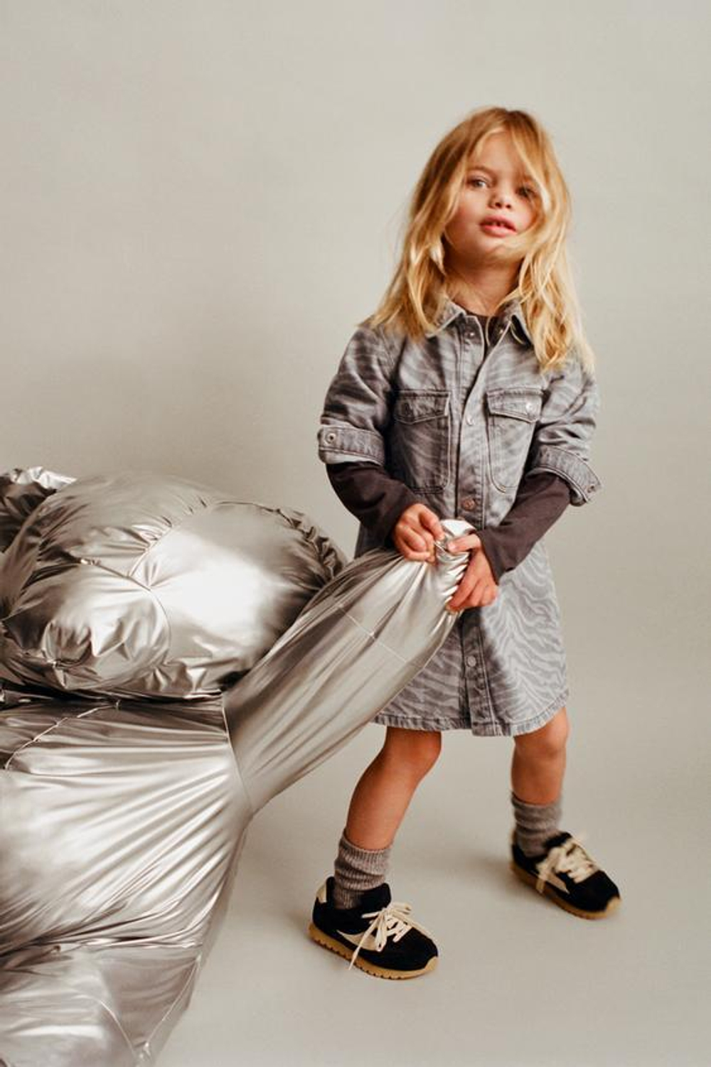 ZARA ПЛАТЬЕ С ПРИНТОМ «ЗЕБРА», СЕРЫЙ