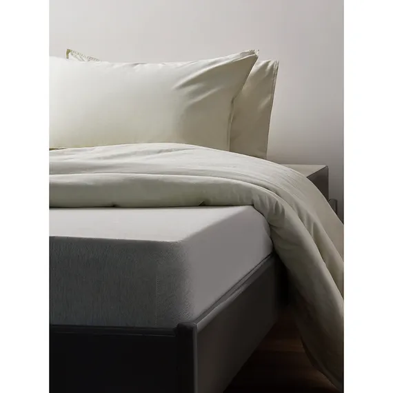 Простыня на резинке из хлопкового трикотажа серо-бежевого цвета из коллекции essential