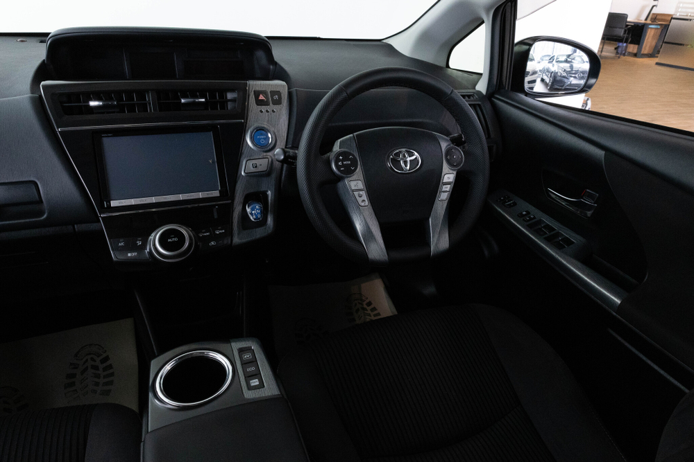 Toyota Prius Alpha, 2016 год