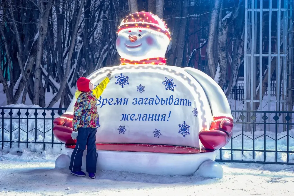 Новогодняя скамейка "Снеговик Чарли"