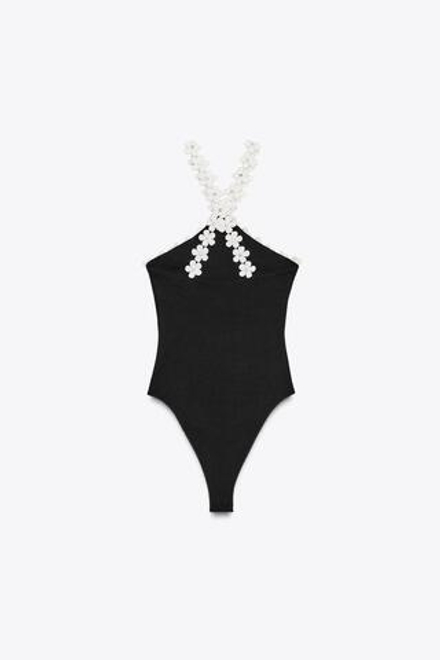 ZARA ЭЛАСТИЧНОЕ БОДИ С ЦВЕТОЧНОЙ ФУРНИТУРОЙ, ЧЕРНЫЙ