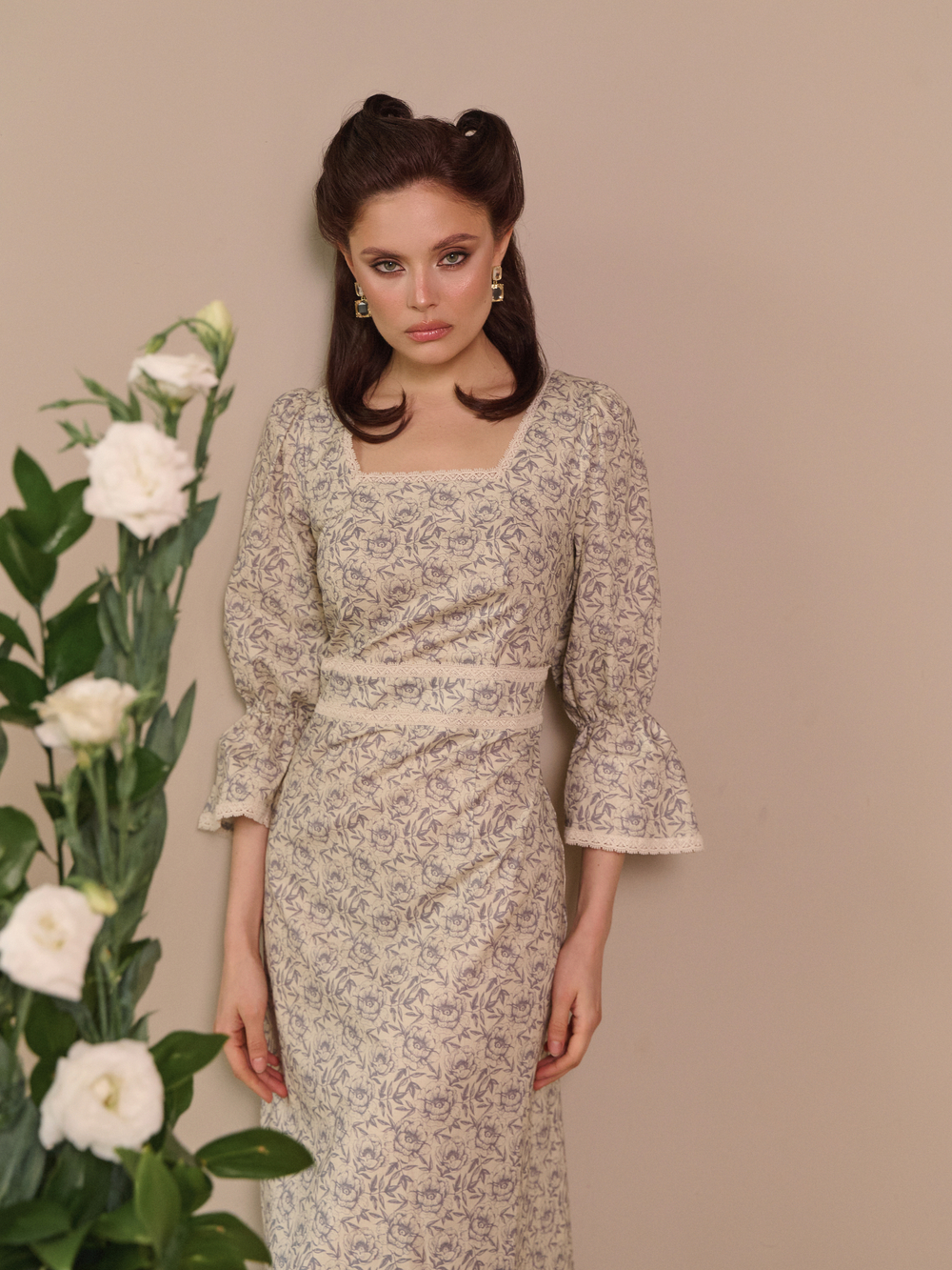 Платье с квадратным вырезом